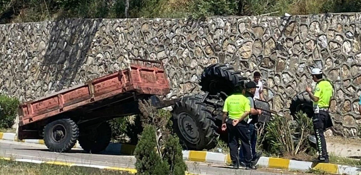 Devrilen traktörün altında kalan sürücü hayatını kaybetti