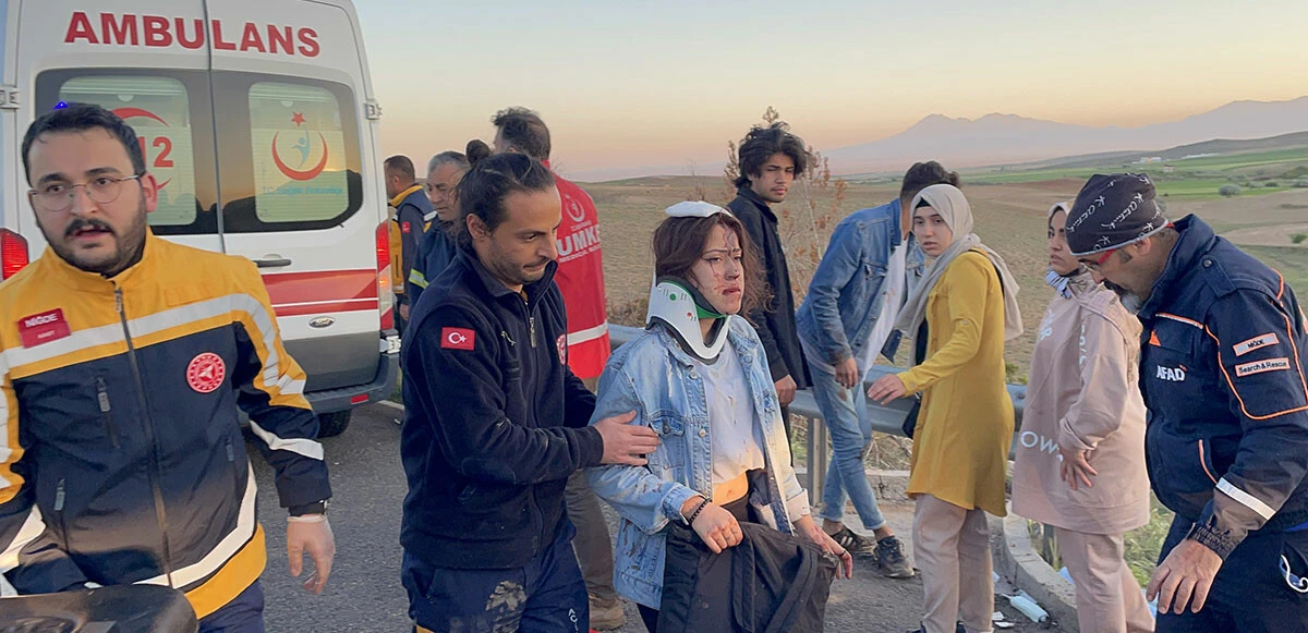 Son dakika: Niğde'de üniversite öğrencilerini taşıyan otobüs devrildi! Ölü ve yaralılar var