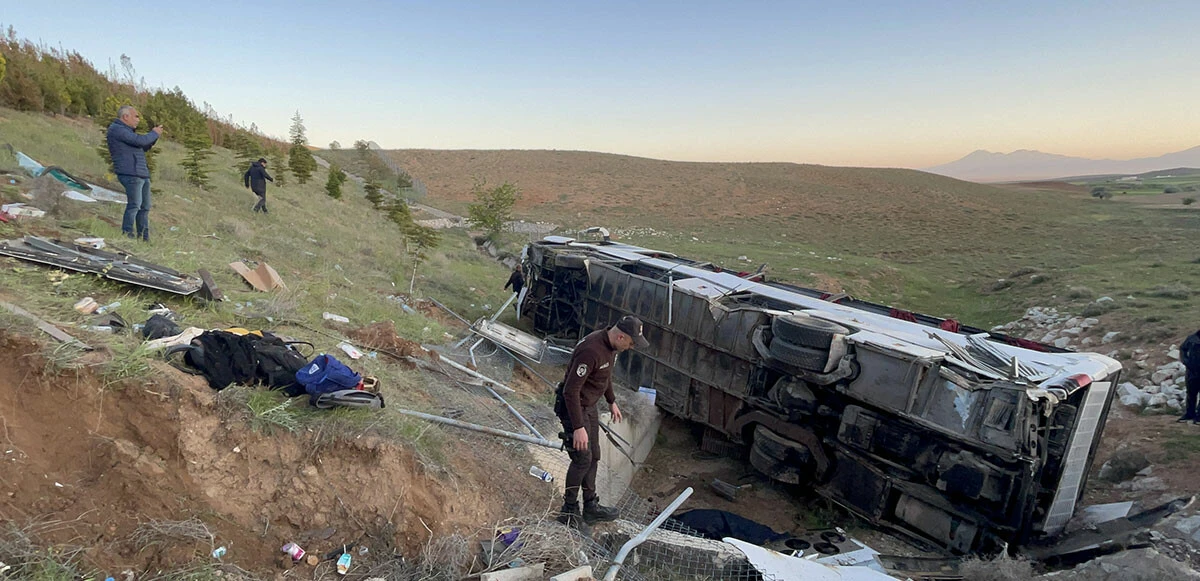 Son dakika: Niğde'de üniversite öğrencilerini taşıyan otobüs devrildi! Ölü ve yaralılar var
