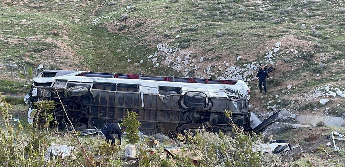 Son dakika: Niğde'de üniversite öğrencilerini taşıyan otobüs devrildi! Ölü ve yaralılar var