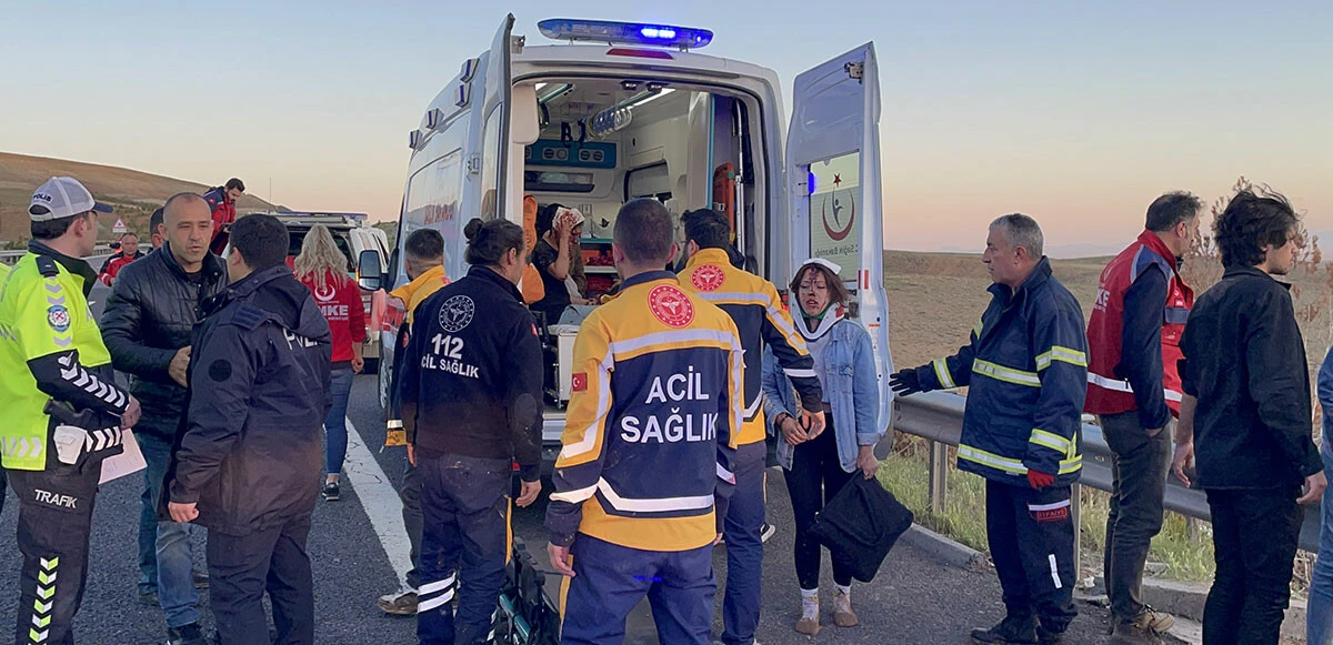 Son dakika: Niğde'de üniversite öğrencilerini taşıyan otobüs devrildi! Ölü ve yaralılar var