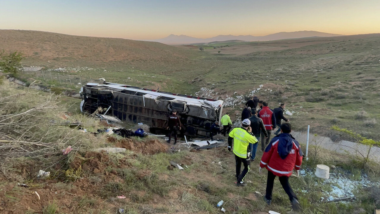 Son dakika: Niğde'de üniversite öğrencilerini taşıyan otobüs devrildi! Ölü ve yaralılar var