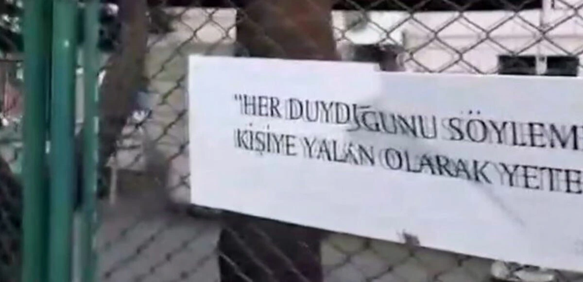 Camiye çirkin saldırı: Hadis-i şerif yazılı kağıtları yırtan şüpheli kaçtı