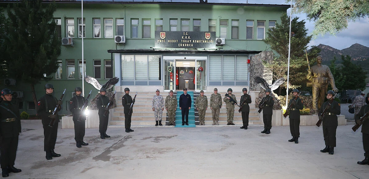 Son dakika: Bakan Akar'dan Pençe-Kilit mesajı! Şehitlerin kanı yerde kalmadı, 100'den fazla terörist öldürüldü