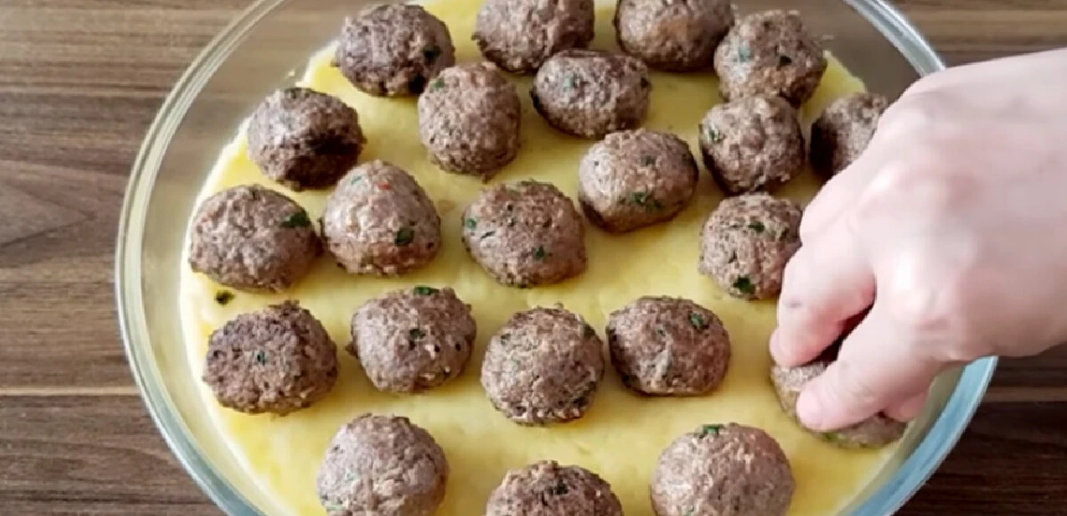 İddia ediyoruz bu lezzete bayılacaksınız! Saray sofrasını evinize taşıyın: Yapımı kolay, görüntüsüyle mest eden fırında püreli köfte tarifi