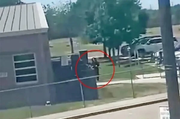 Teksas’taki katliamda telefonuyla oynayan polis, vurulan öğretmenin eşi çıktı! İhmal iddiası ortalığı karıştırdı