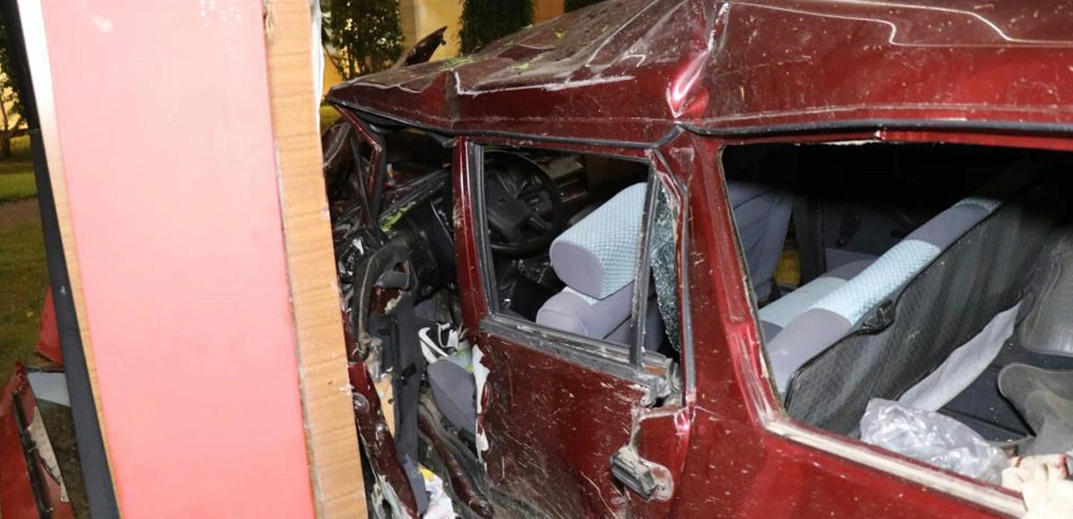 Adliye tabelasına çarpan otomobil hurdaya döndü