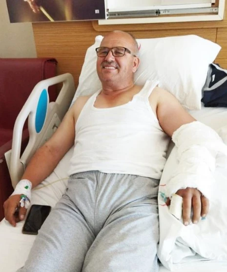 Elini ısıran 1,5 metrelik engerek yılanını poşetledi, hastaneye koştu