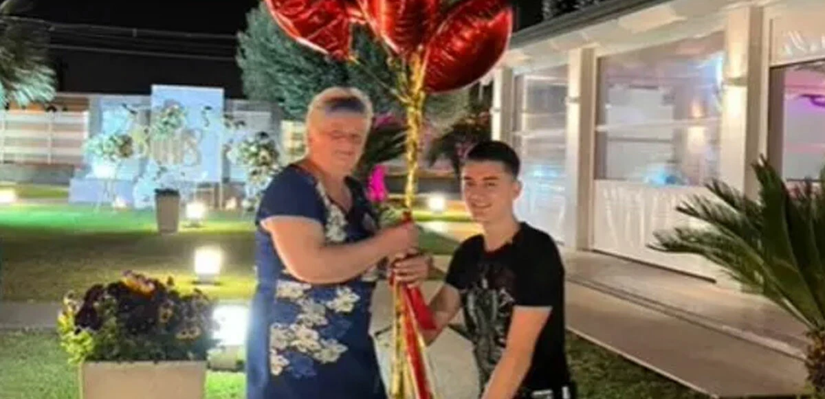 TikTok'ta gündem olan video: 19 yaşında genç 76 yaşındaki emekli kız arkadaşına evlilik teklifi etti