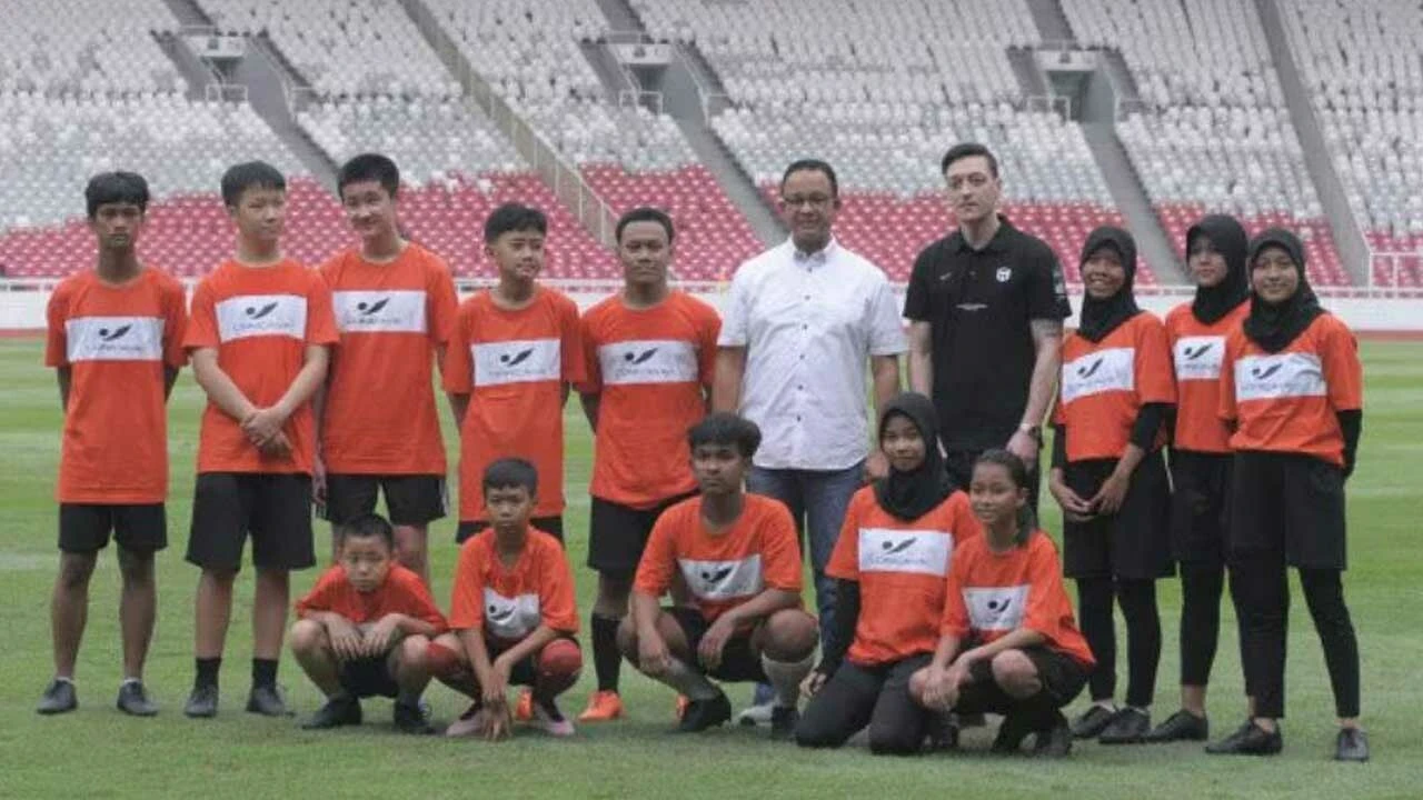 Mesut Özil resti çekti: Ali Koç küplere bindi!