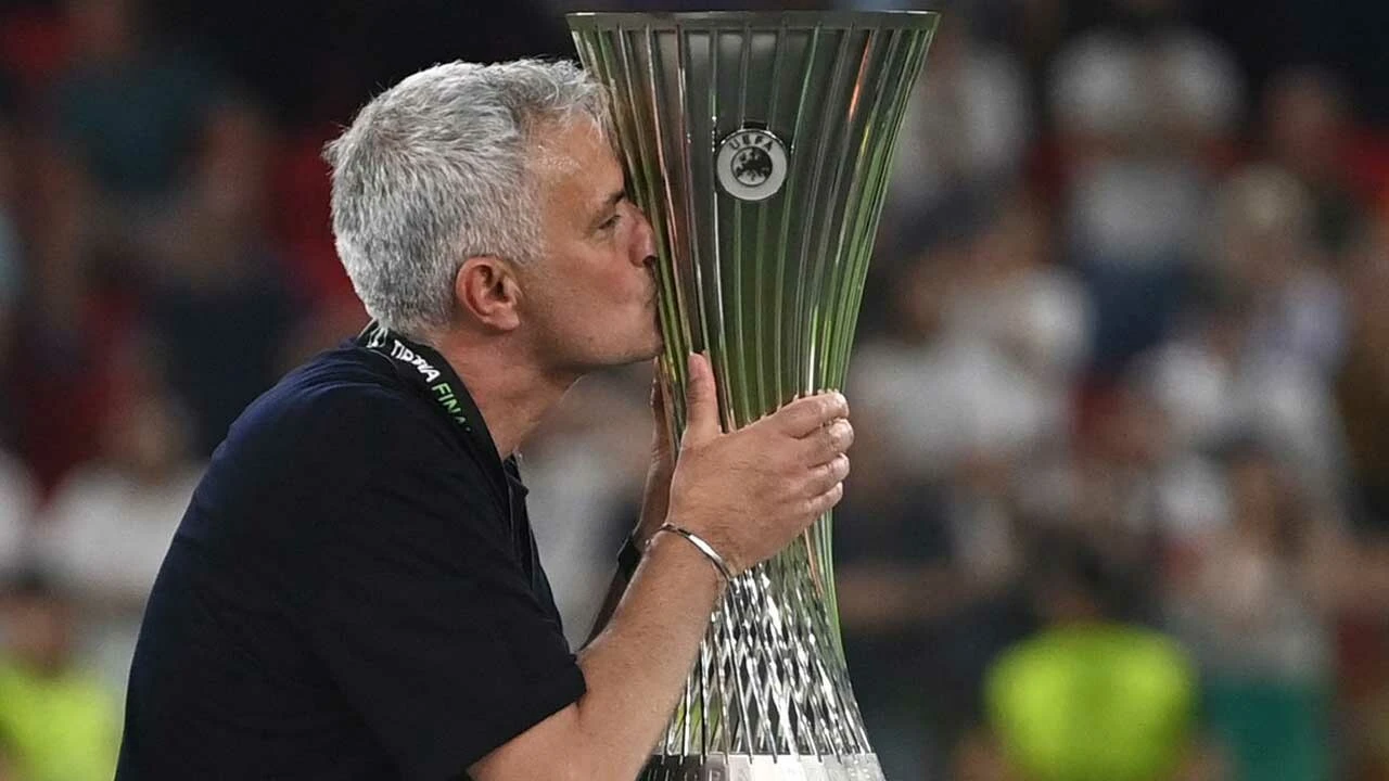 UEFA Avrupa Konferans Ligi'nin ilk şampiyonu Roma oldu!