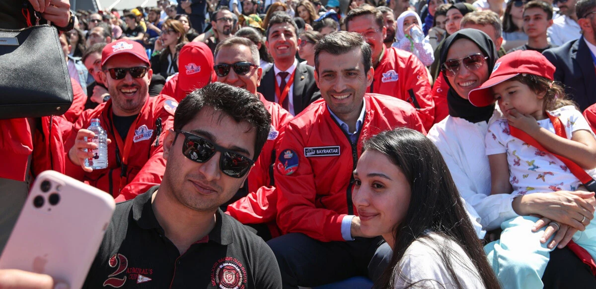 Suşa'yı ziyaret eden Bayraktar'dan dünyaya mesaj: Toprağımızda gözü olanla mücadele ederiz