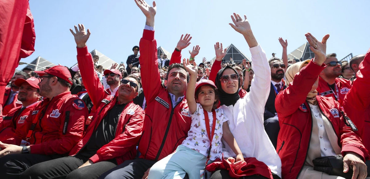 Suşa'yı ziyaret eden Bayraktar'dan dünyaya mesaj: Toprağımızda gözü olanla mücadele ederiz