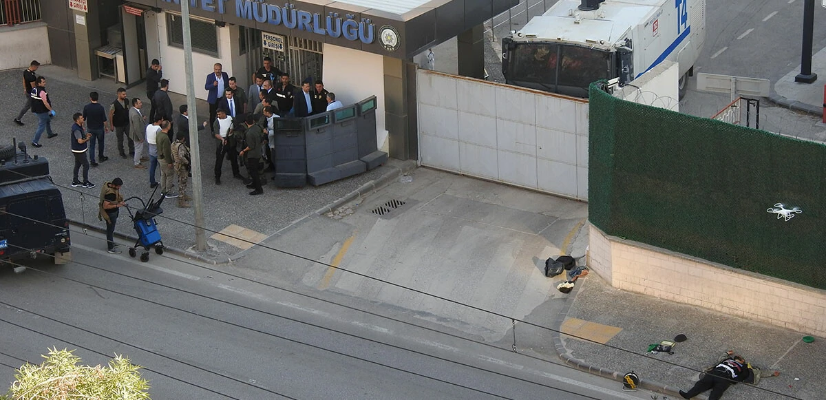 Gaziantep’teki canlı bomba paniğinin yeni görüntüleri ortaya çıktı! Yaya olarak geldi, poşeti bıraktı