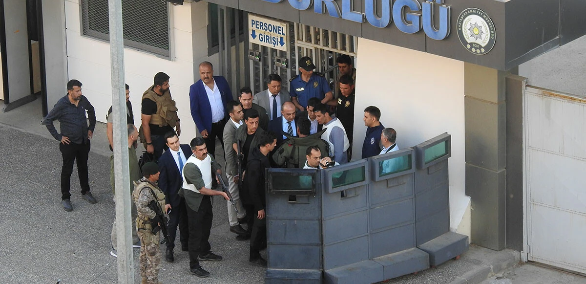 Gaziantep’teki canlı bomba paniğinin yeni görüntüleri ortaya çıktı! Yaya olarak geldi, poşeti bıraktı
