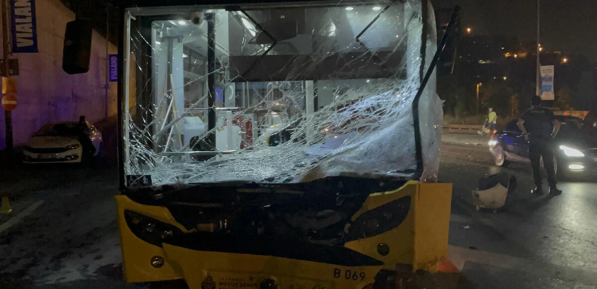 İETT otobüsü otomobille çarpıştı! Ölü ve yaralılar var