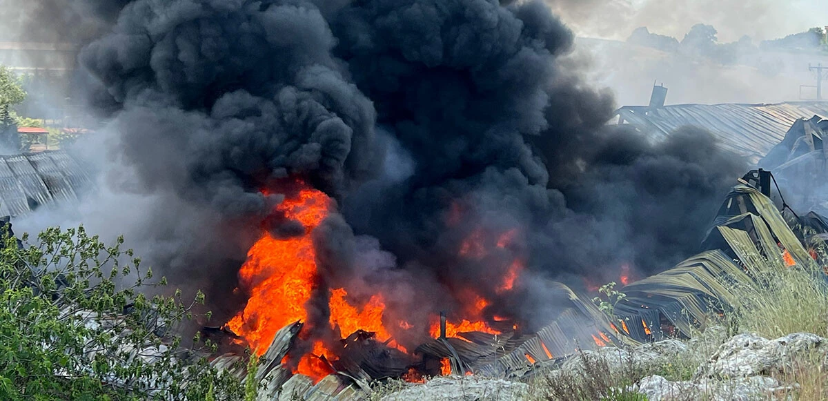 Kocaeli’de plastik fabrikada yangın çıktı