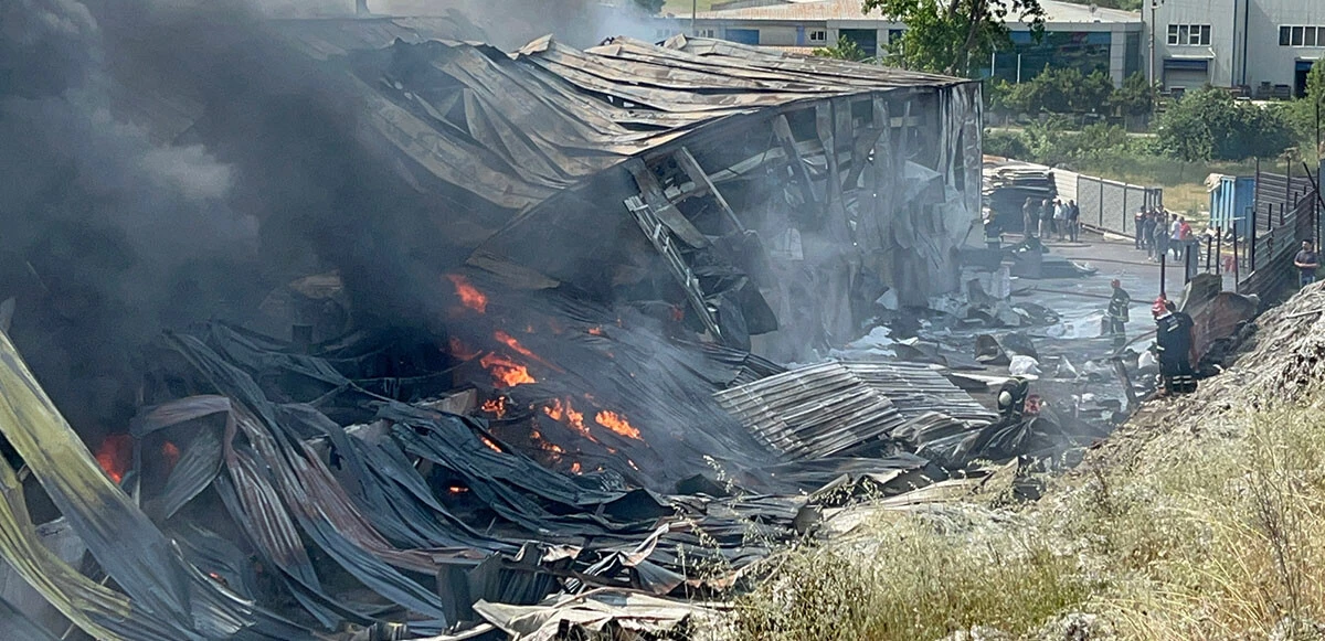 Kocaeli’de plastik fabrikada yangın çıktı