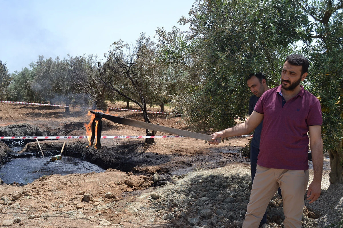 Manisa'da büyük heyecan: Su yerine petrol fışkırdı