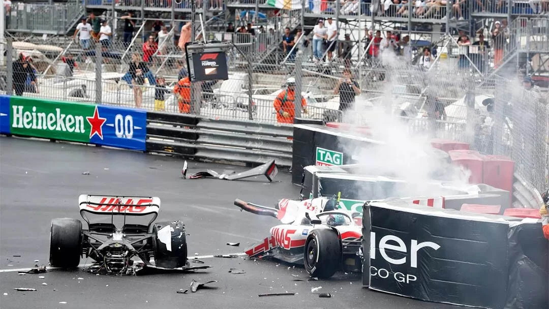 Formula 1 yarışında büyük kaza: Araç ikiye bölündü