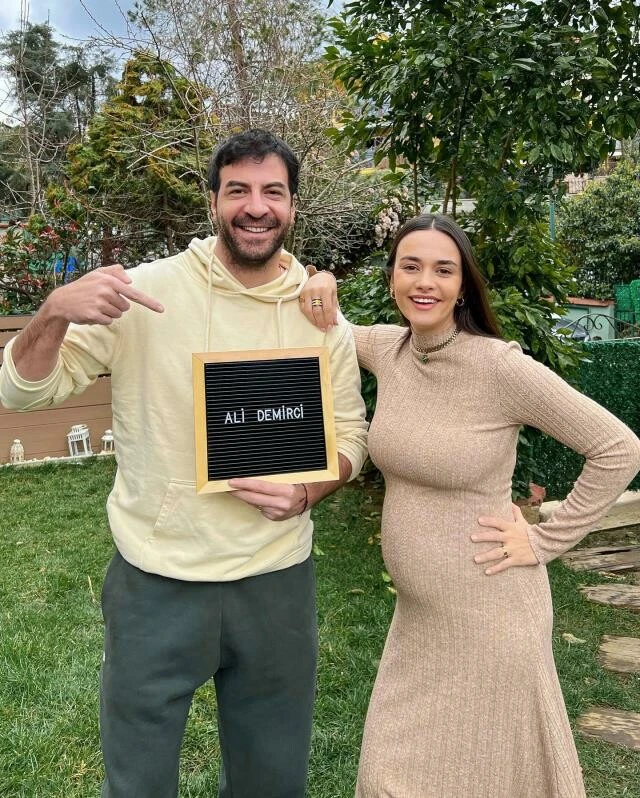 Hande Soral ve İsmail Demirci çifti bebeklerini kucaklarına aldı! İşte verdikleri isim