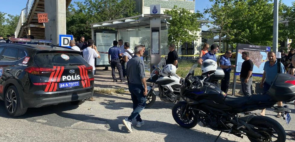 Son dakika! Büyükçekmece'de otomobil otobüs durağına daldı: 2 ölü, 14 yaralı
