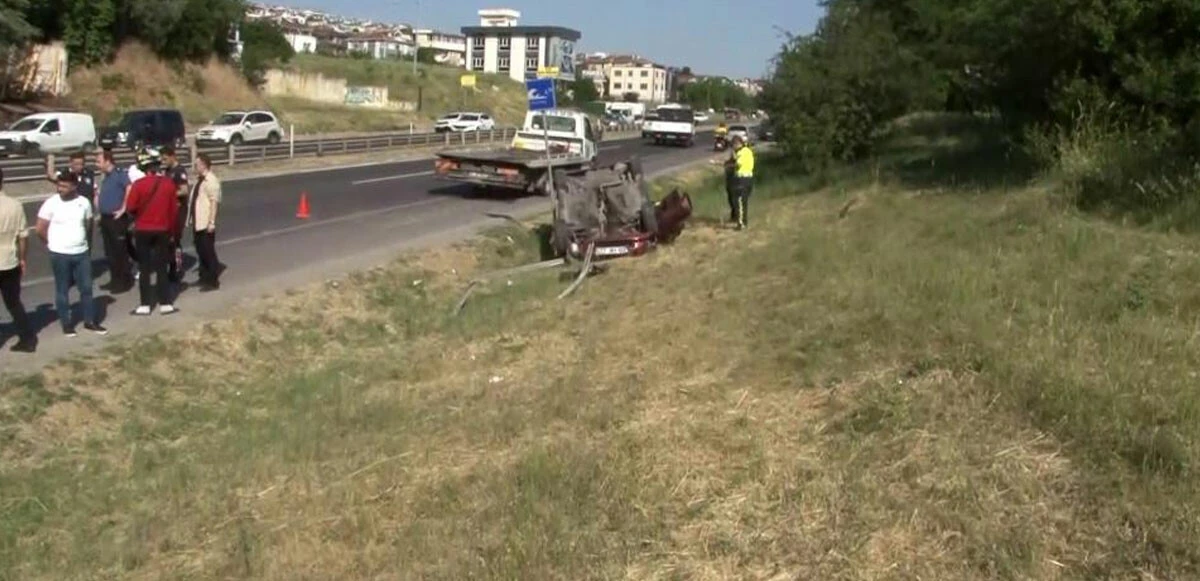 Son dakika! Büyükçekmece'de otomobil otobüs durağına daldı: 2 ölü, 14 yaralı