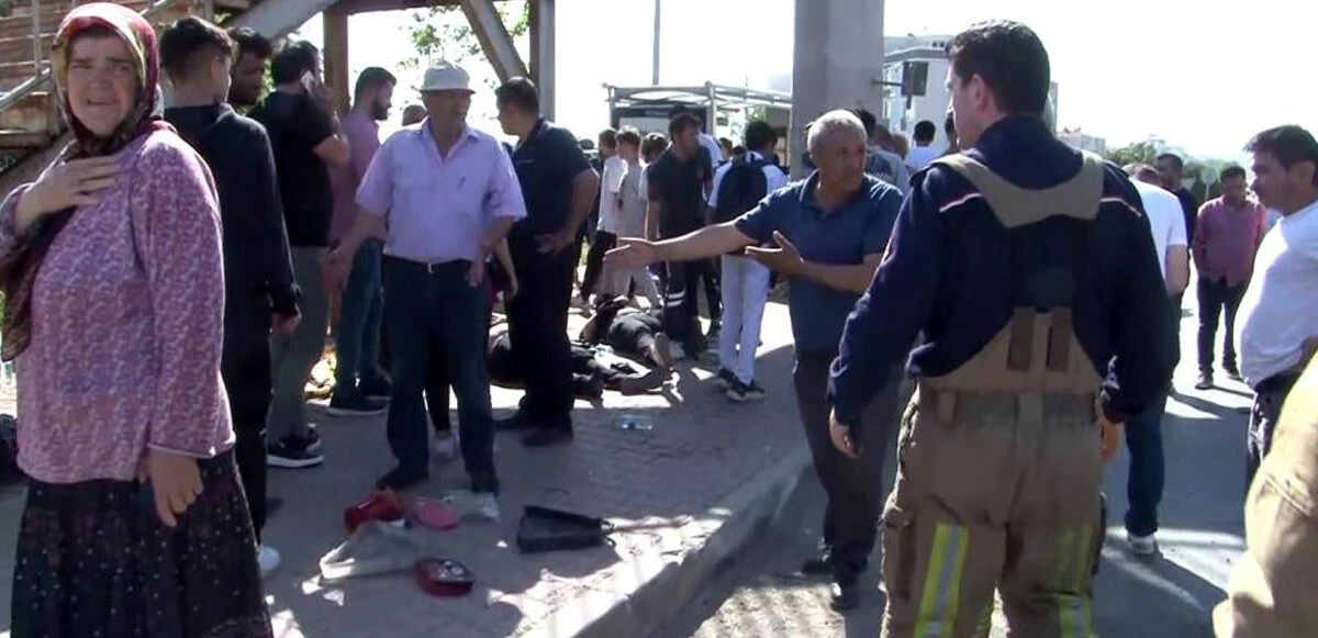 Son dakika! Büyükçekmece'de otomobil otobüs durağına daldı: 2 ölü, 14 yaralı