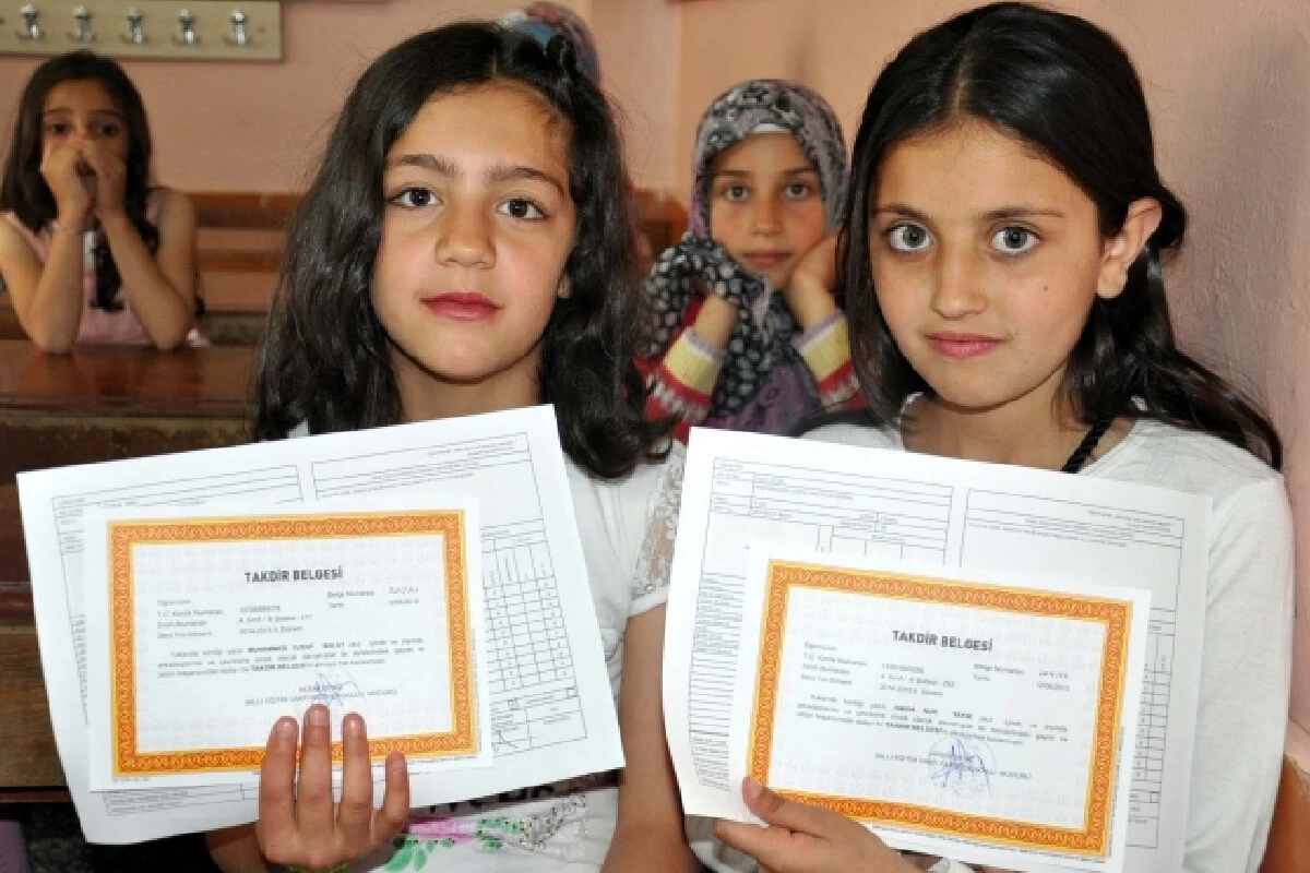 Karnesinde 2 olan takdir-teşekkür alabilir mi? Takdir ve teşekkür kaç puanla alınır? Türkçe, Edebiyat ve Matematik 2 olunca teşekkür alınır mı? (İlkokul, Ortaokul, Lise)