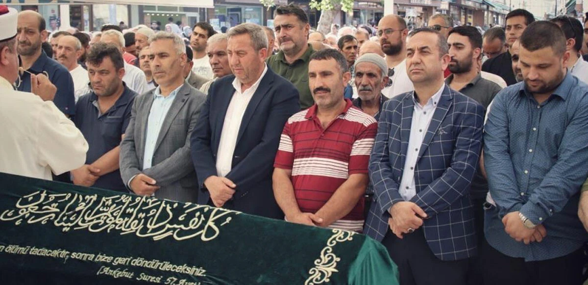 İnşaat demirine saplanarak hayatını kaybeden çocuk son yolculuğuna uğurlandı