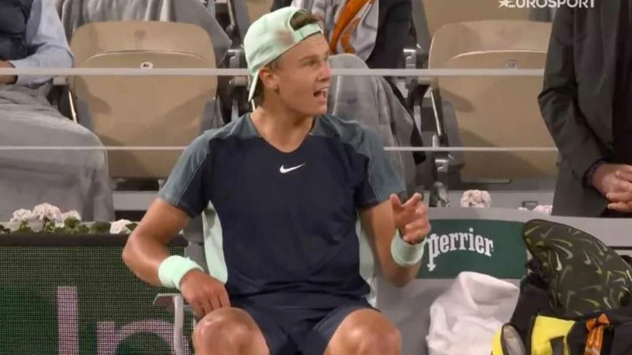 Roland Garros'da Holger Rune'den olay hareket: Annesini tribünden kovdu!