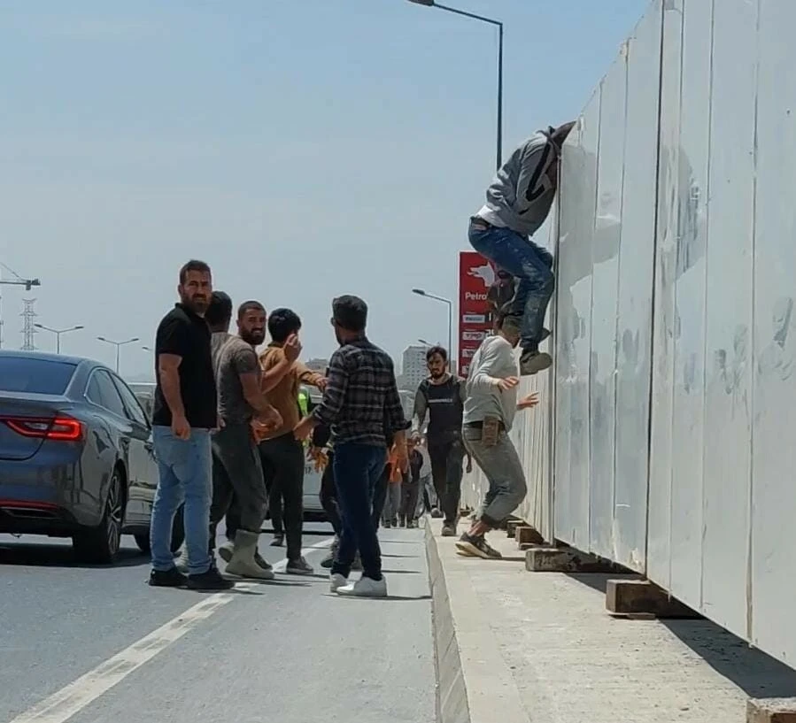 Çirkin saldırı: İha muhabirinin de aralarında olduğu gazetecileri tekme tokat dövdüler