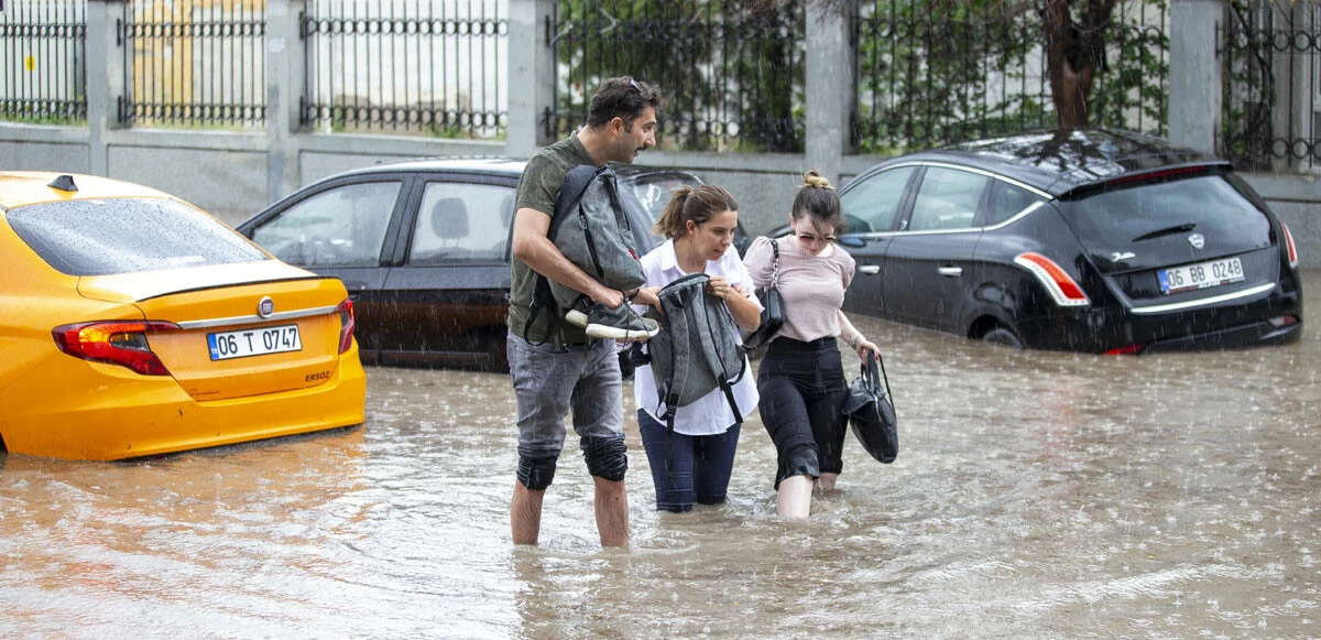 Ankara'da sel: Bakan Ersoy’un katıldığı programı su bastı