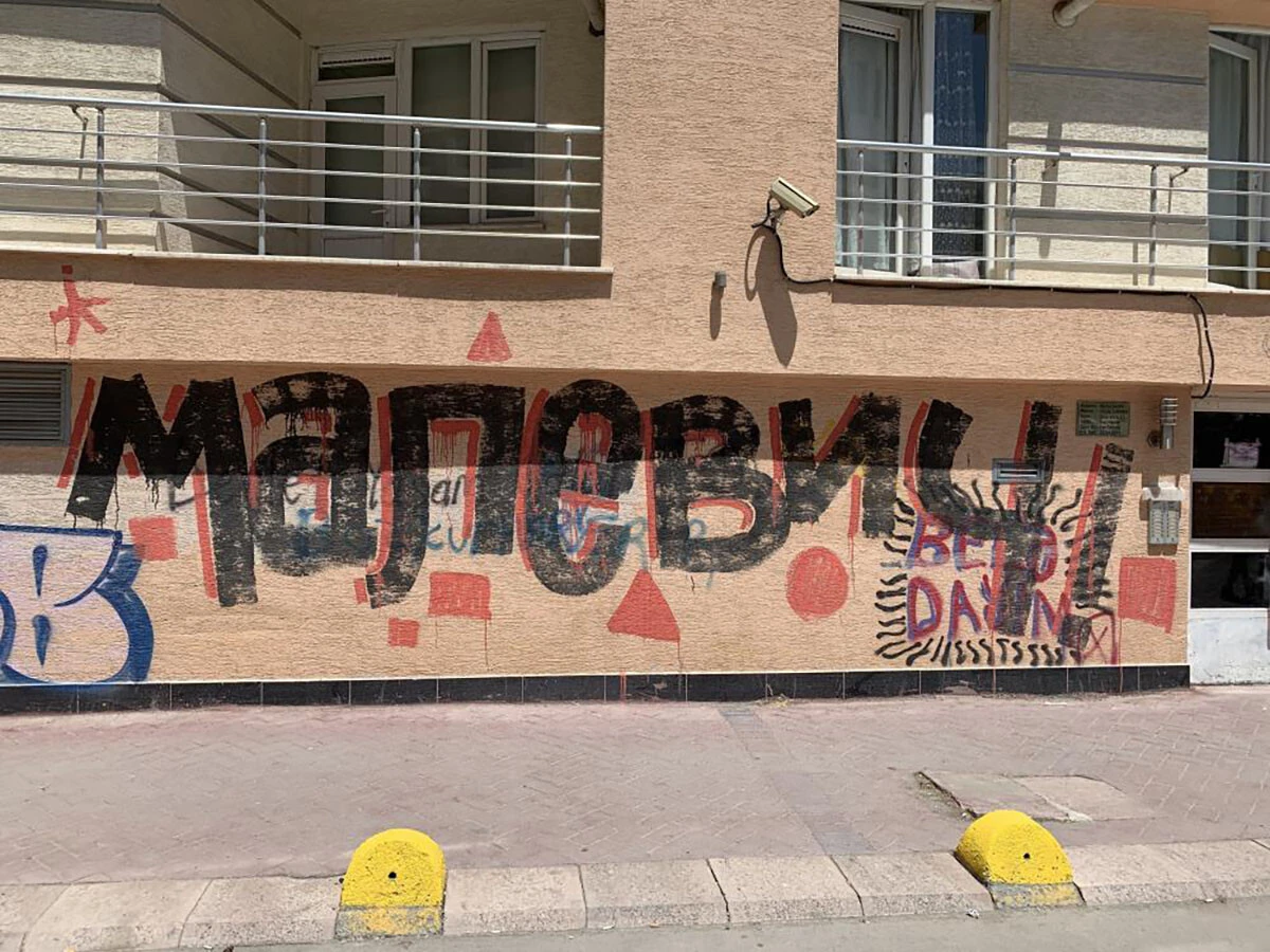 Eskişehir'de vandalizm: Nerdeyse bütün binalarda aynı yazı yazıyor