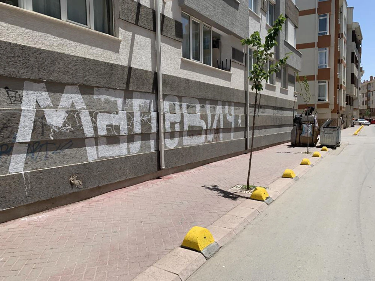 Eskişehir'de vandalizm: Nerdeyse bütün binalarda aynı yazı yazıyor