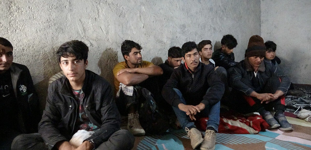 Van’da bir evin bodrumunda 24 kaçak göçmen yakalandı