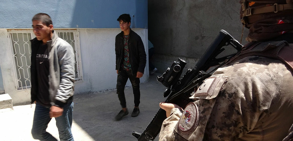 Van’da bir evin bodrumunda 24 kaçak göçmen yakalandı