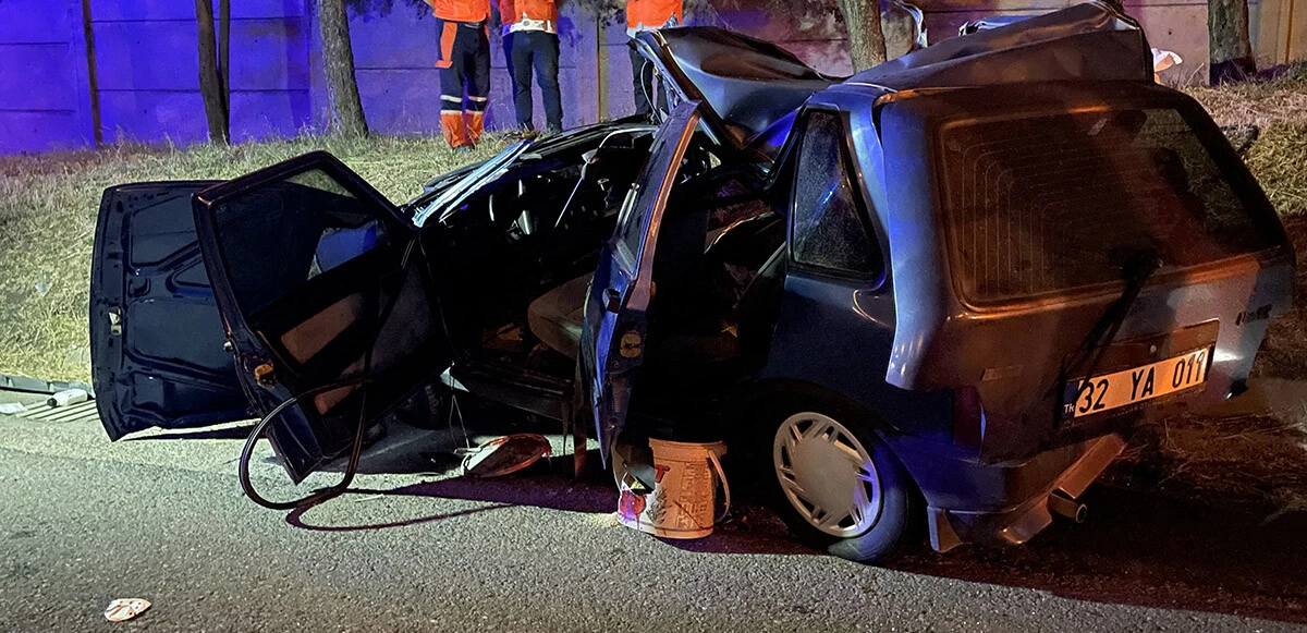 Park halindeki tıra arkadan çarptı: Hurdaya dönen araçta 1 kişi hayatını kaybetti