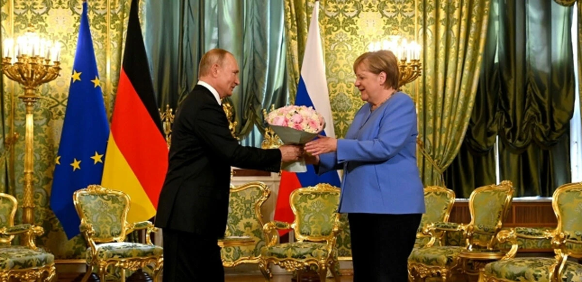 Angela Merkel titreme nöbetlerinin sebebini anlattı! Putin politikasını savundu