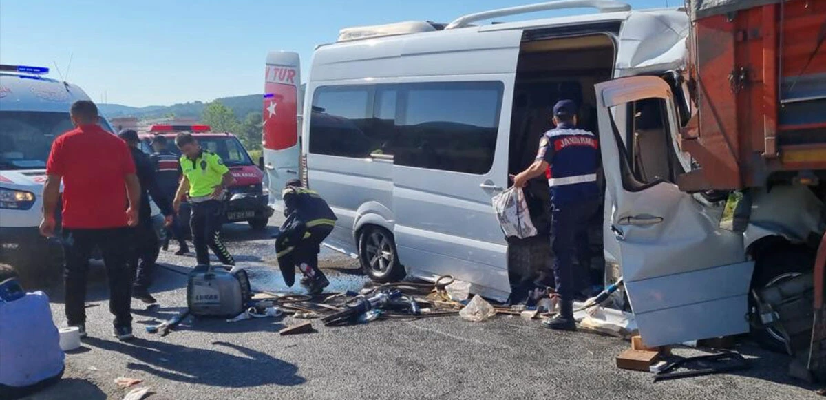 Son dakika: Bilecik’te öğrencileri taşıyan minibüs kamyona çarptı: Yaralılar var