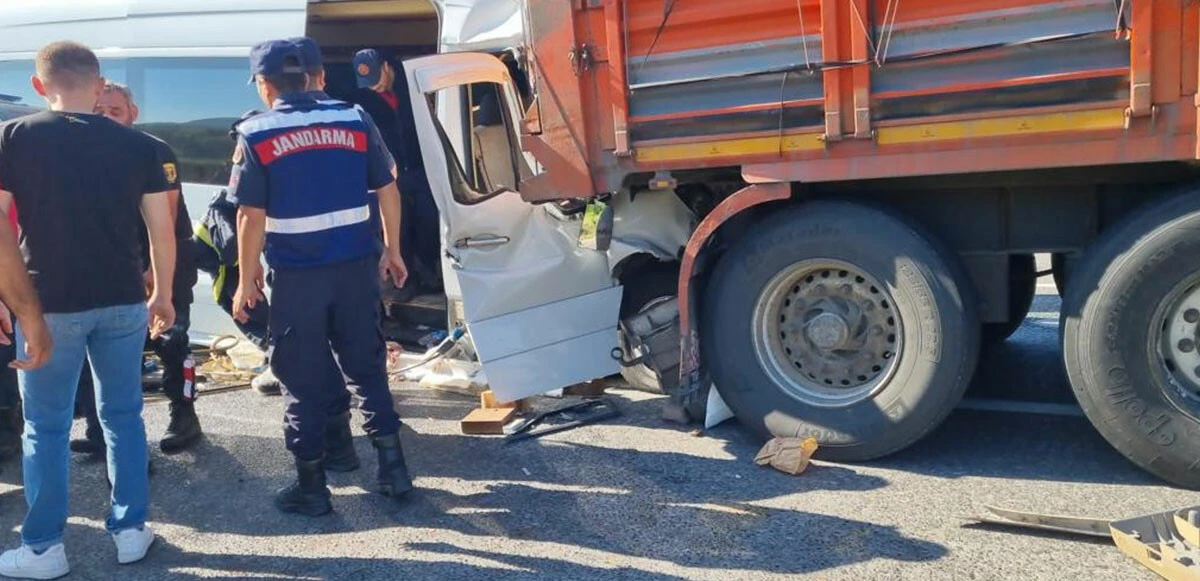Son dakika: Bilecik’te öğrencileri taşıyan minibüs kamyona çarptı: Yaralılar var