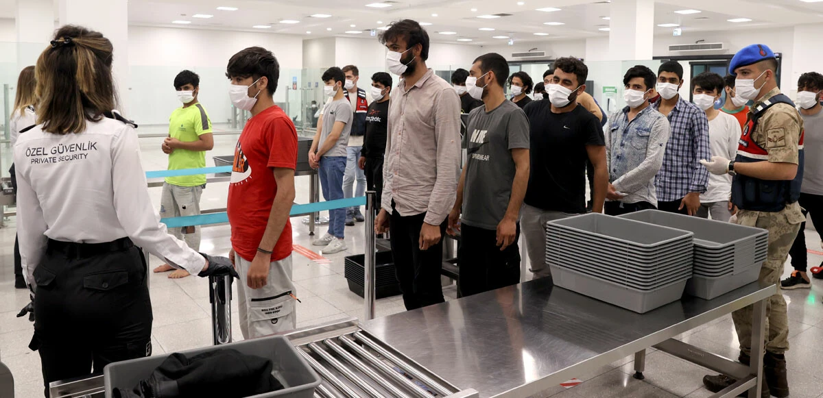 221 düzensiz Afgan göçmen ülkelerine geri gönderildi