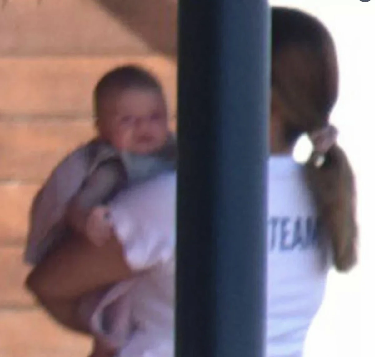 Kıvanç Tatlıtuğ ve Başak Dizer’in oğlu Kurt Efe ilk kez görüntülendi