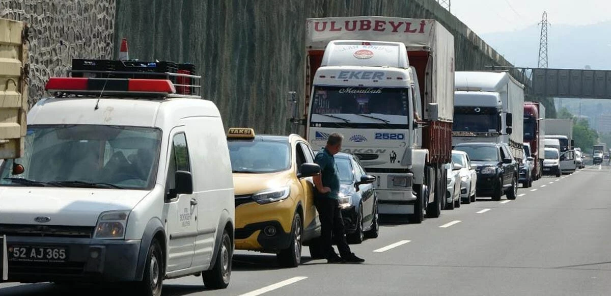 Tırın çarptığı otomobil pestile döndü! Feci kazada 1 kişi hayatını kaybetti
