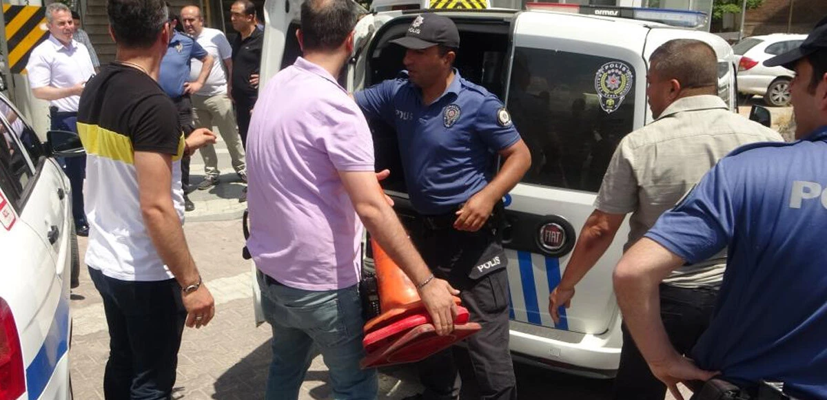 Çıktığı üst geçitte ortalığı birbirine kattı! Polis saatlerce dil döktü, atlamadan son anda yakalandı