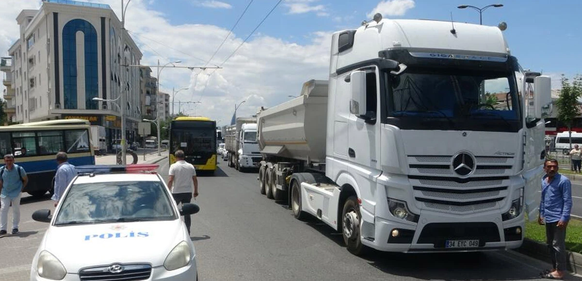 Çıktığı üst geçitte ortalığı birbirine kattı! Polis saatlerce dil döktü, atlamadan son anda yakalandı