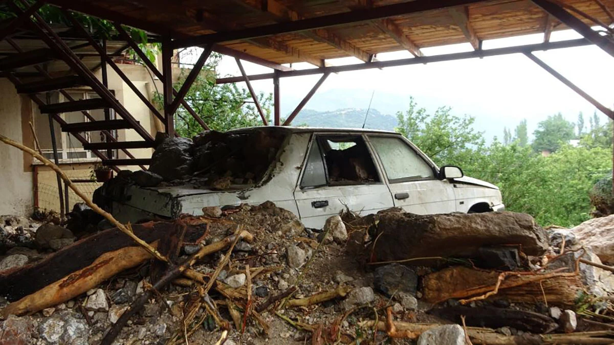 Adana'da sel felaketi: Sağanak nedeniyle dere taştı, evleri su bastı