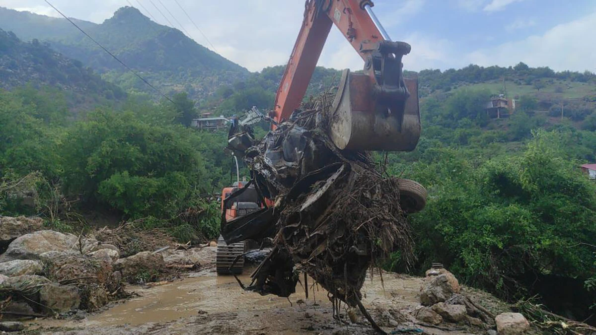 Adana'da sel felaketi: Sağanak nedeniyle dere taştı, evleri su bastı