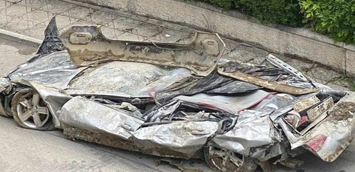 Ankara’daki selin getirdiği hasarın en net görüntülerinden biri! Araç kağıt gibi ezildi