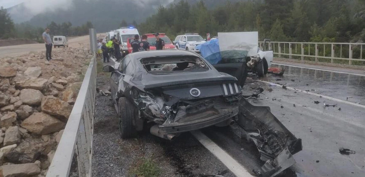 Antalya'da feci kaza! Otomobiller kafa kafaya girdi: 1 ölü, 3 yaralı